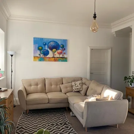 Picturesque Flat Surrounded By Stunning Gardens Apartment *