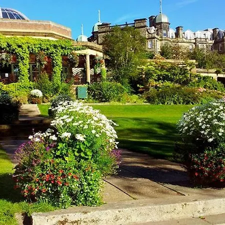 Picturesque Flat Surrounded By Stunning Gardens