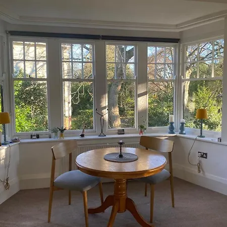 Apartment Picturesque Flat Surrounded By Stunning Gardens *